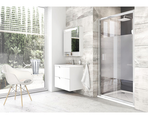 Koupelna s umyvadlem, zrcadlovou skříňkou a sprchovým koutem