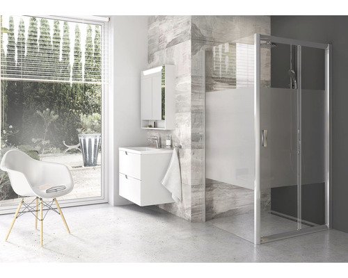 Moderní koupelna se sprchou, umyvadlem a židlí