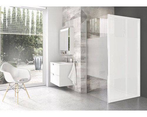 Moderní koupelna se sprchou, umyvadlem, zrcadlovou skříňkou a židlí