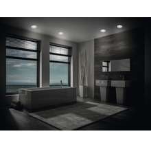 Koupelna s vanou, umyvadly, zrcadlem a stropními svítidly