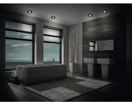 Moderní koupelna s vanou, dvojitým umyvadlem a stropními bodovými svítidly