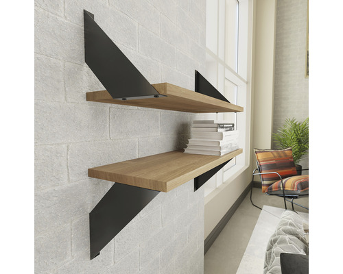 Nástěnná police se dvěma dřevěnými policemi a černými kovovými držáky na zdi