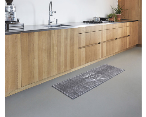 Kuchyňská scéna s podhledovou skříňkou a kuchyňským kobercem s motivem vaření