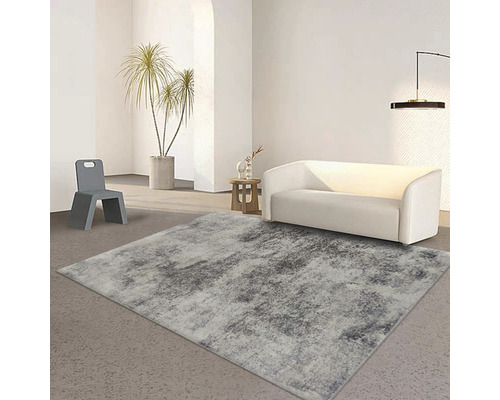 Obývací pokoj s kobercem, pohovkou a židlí