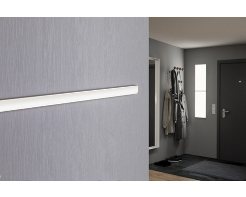 Chodba s věšákem a dveřmi