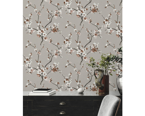 Dekorativní tapeta s květinovým vzorem do obytných prostor.