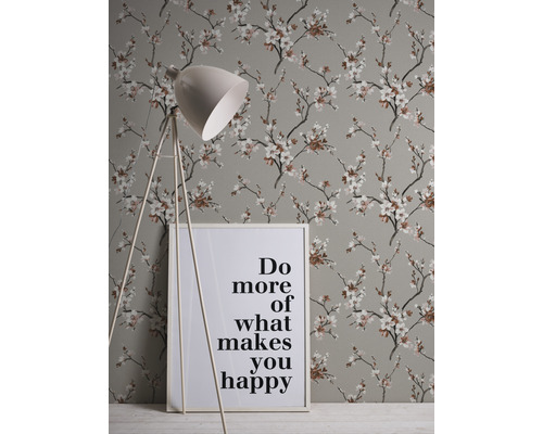 Tapeta s květinovým vzorem třešňových květů, stojací lampa a citát v rámu