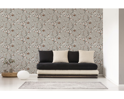 Obývací pokoj s květinovou tapetou a černou pohovkou