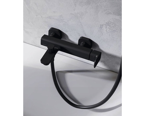 Černá nástěnná sprchová baterie se sprchovou hadicí