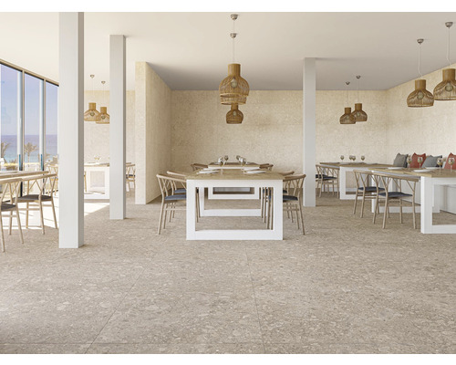 Světlá jídelna se stoly, židlemi a podlahovými dlaždicemi pro příjemné prostředí.