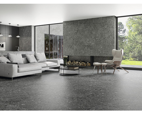 Moderní obývací pokoj s pohovkou, křeslem, krbem a dlažbou