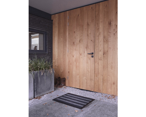 Vstupní prostor s dřevěnými dveřmi, rohožkou a květináčem