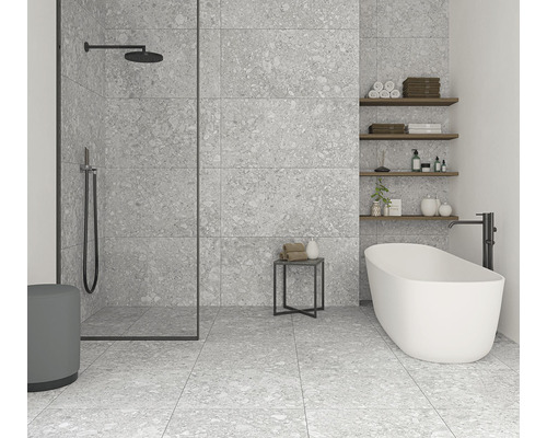 Moderní koupelna se sprchou, volně stojící vanou a šedými obklady