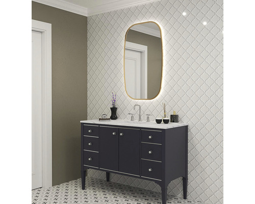 Koupelna s umyvadlem, zrcadlem s osvětlením a vzorovanými obklady stěn a podlahy