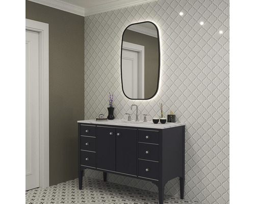 Koupelna s umyvadlem, zrcadlem s osvětlením a vzorovanými obklady