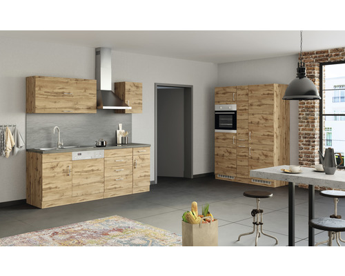 Moderní kuchyně s dřevěnými čely, dřezem, digestoří a vestavnými spotřebiči ve světlé místnosti.