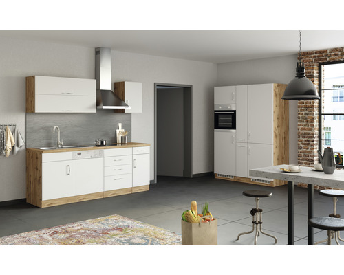 Světlá kuchyň s kuchyňskou linkou, digestoří a jídelním stolem