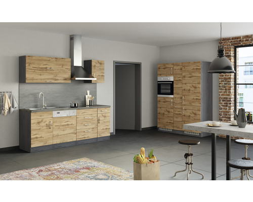 Světlá kuchyně s kuchyňskou linkou, digestoří a kuchyňskými skříňkami ve vzhledu dřeva