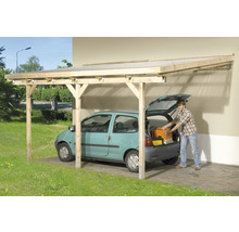 Dřevěný přístřešek pro auto s automobilem pod ním a osobou, která něco vyndává z kufru.