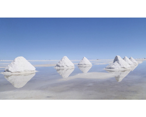 Solné pyramidy na solném jezeře pod modrou oblohou