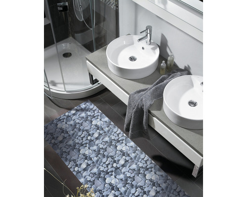 Koupelna se dvěma umyvadly, sprchou a koupelnovým kobercem s kamenným vzorem