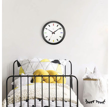 Dětský pokoj s postelí a kulatými nástěnnými hodinami