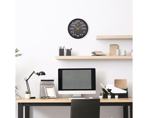 Kancelář se stolem, policemi a nástěnnými hodinami s matematickými vzorci