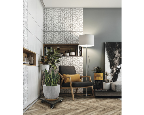 Obývací pokoj s křeslem, stojací lampou, pokojovými rostlinami a nástěnnými policemi