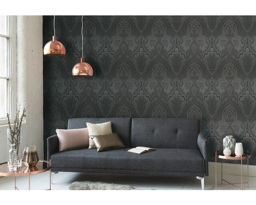 Obývací pokoj s šedou tapetou, pohovkou a závěsnými svítidly