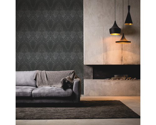 Obývací pokoj s tapetou se vzorem, pohovkou, kobercem a závěsnými svítidly