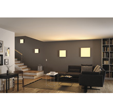 Obývací pokoj se schodištěm a čtvercovými nástěnnými svítidly