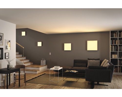 Obývací pokoj se schodištěm a čtvercovými nástěnnými svítidly