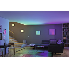 Moderní obývací pokoj s pohovkou, schodištěm a knihovnou