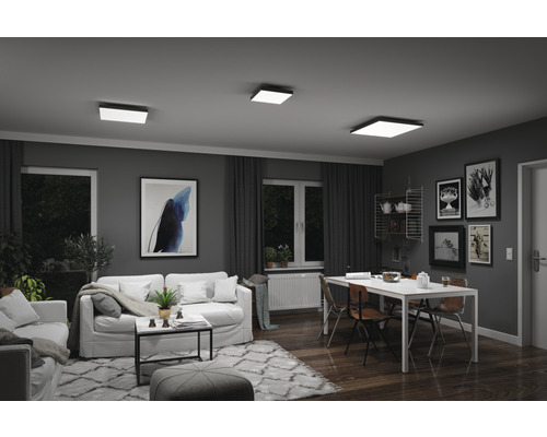 Obývací pokoj s posezením, jídelním stolem a čtvercovými stropními svítidly