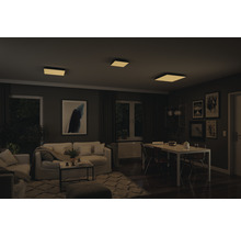 Obývací pokoj s pohovkou, jídelním stolem a čtvercovými stropními svítidly pro světlou a příjemnou atmosféru.