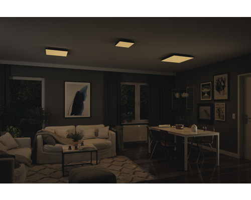 Obývací pokoj s pohovkou, jídelním stolem a čtvercovými stropními svítidly pro světlou a příjemnou atmosféru.