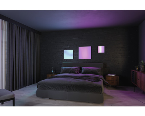 Ložnice s postelí, nočními stolky, závěsy a nástěnnou dekorací