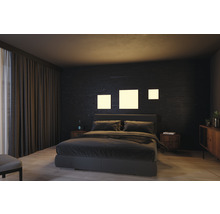 Ložnice s postelí, nočními stolky a nástěnnými světly