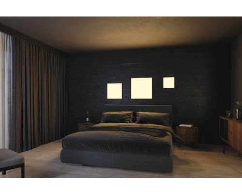 Ložnice s postelí, nočními stolky a nástěnnými světly