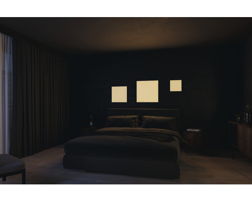 Ložnice s manželskou postelí, nočními stolky, komodou a nástěnnými malbami