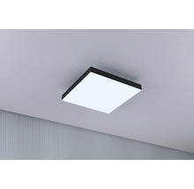 Čtvercové LED stropní svítidlo s tmavým rámem na stropě