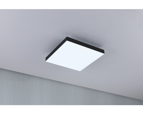 Čtvercové LED stropní svítidlo s tmavým rámem na stropě