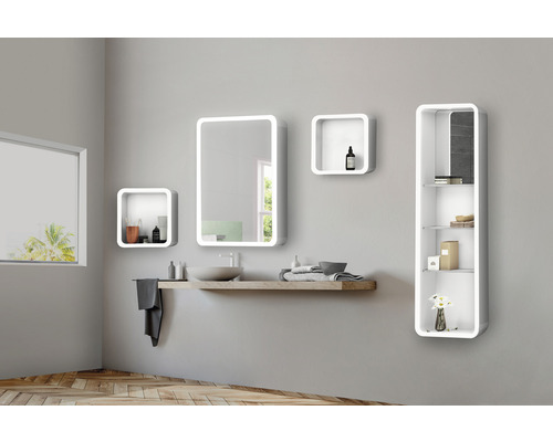 Moderní koupelna s umyvadlem, zrcadlem a policemi