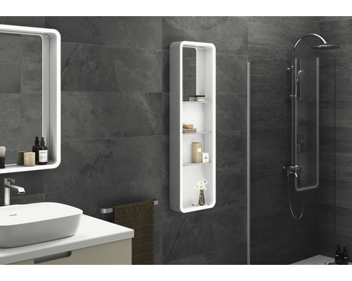 Moderní koupelna s umyvadlem, zrcadlem, regálem a sprchou