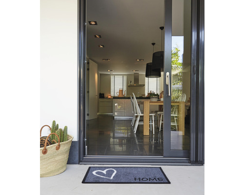 Vstupní prostor s rohožkou, košem a výhledem do kuchyně