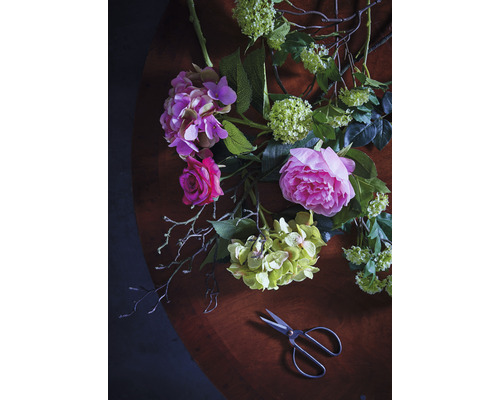 Dekorativní umělé květiny a nůžky na stole