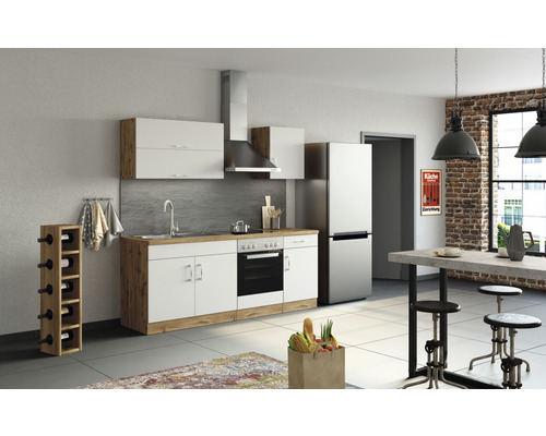 Světlá kuchyně s kuchyňskou linkou, jídelním stolem a regálem na víno