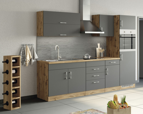 Šedá kuchyně s dřevěným vzhledem, dřezem, varnou deskou, digestoří, troubou a regálem na víno