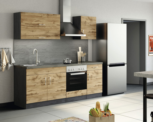 Kuchyňská linka s dřezem, varnou deskou, troubou, digestoří a chladničkou ve světlé kuchyni