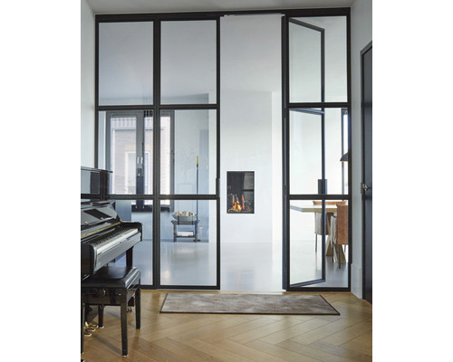 Světlý obývací pokoj se skleněnými dveřmi s rámem, klavírem a krbem